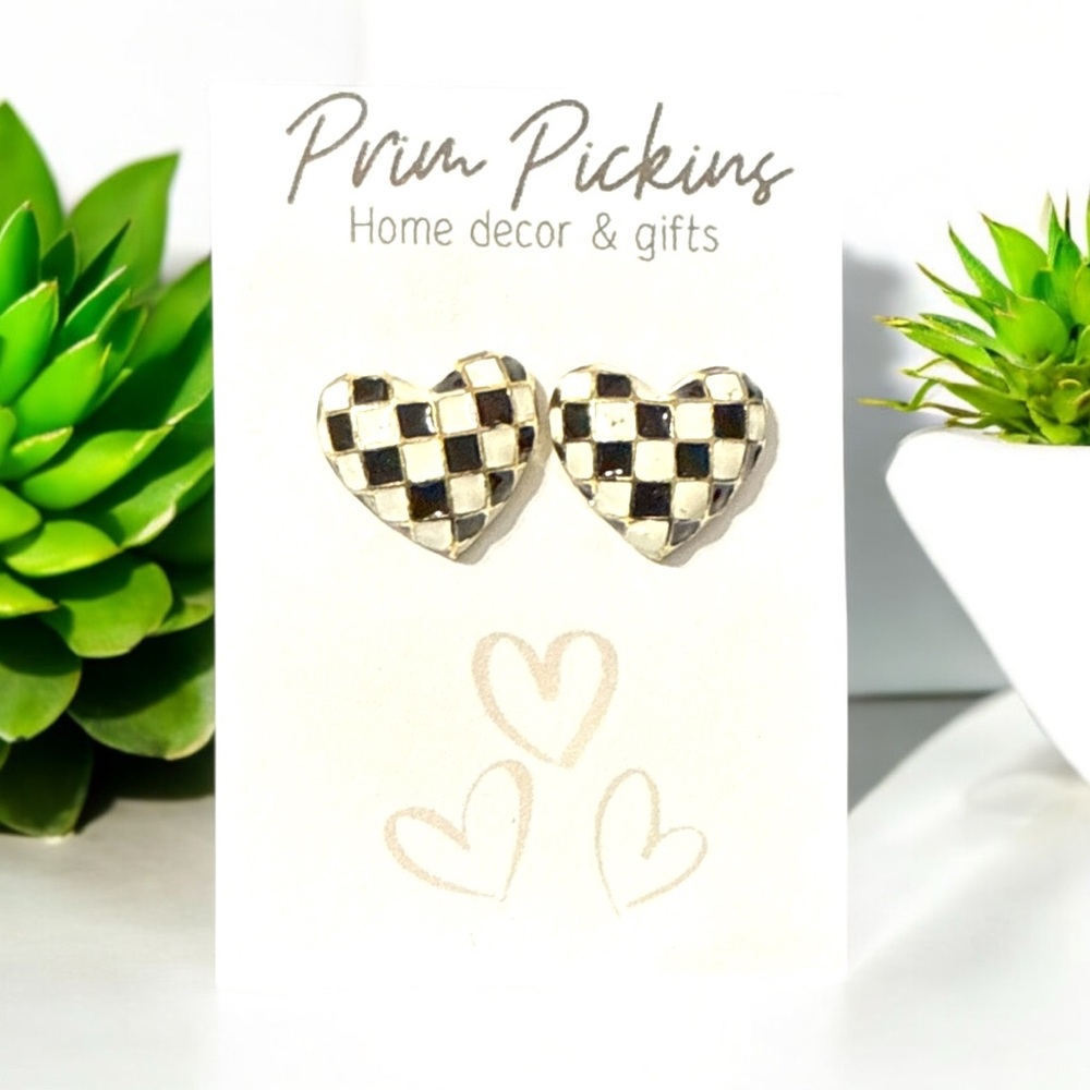 ⭐️ 2/$20 earring sets ⭐️ 
Heart-Shaped Checkered Earrings